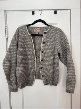 Beautiful WoolrichWomen’s Gray Houndstooth Button Cardigan Sweater